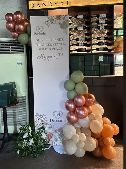Another view of the welcome sign, framed by a beautiful organic balloon garland.