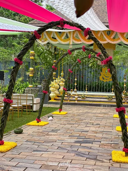 A close-up of the green arches that line the wedding aisle, a beautiful and natural decoration.