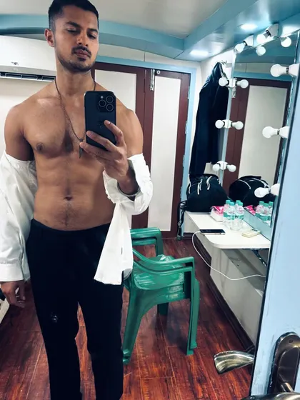 A backstage selfie before a show. Even in a relaxed moment, maintaining my physique is always a priority.