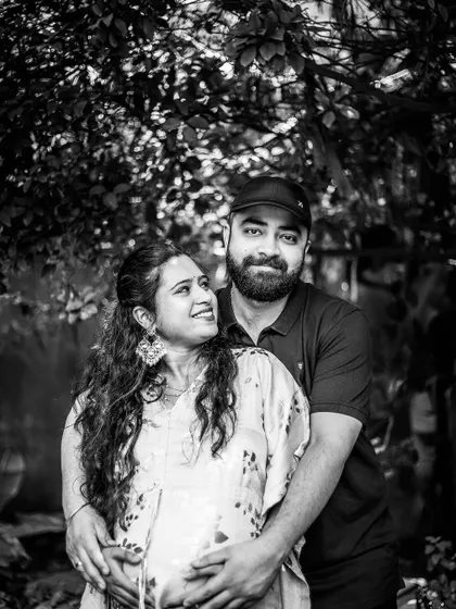 A timeless black and white portrait of the couple. This classic style removes distractions and emphasizes the emotional bond and loving gaze between them. We offer black and white photography as an option for all our maternity shoots to create elegant, lasting memories.