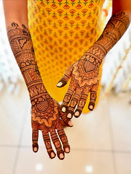 The back of the hands for the same bride, featuring a lovely heart-shaped pattern.
