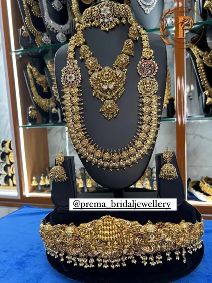 A grand temple jewellery set with a matching heavy vaddanam.