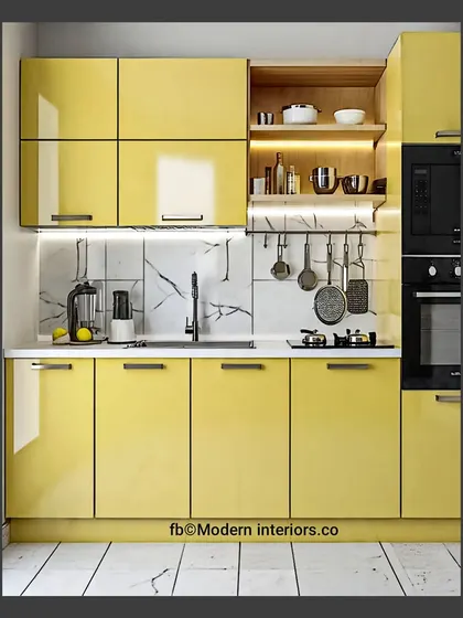 This straight modular kitchen is bright and cheerful with its glossy yellow cabinets. The marble-effect backsplash and integrated lighting under the cabinets add a touch of luxury and make the space feel bright.