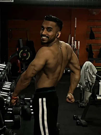 A look at my back development. Posing in the gym allows me to see the progress in my lats and lower back, ensuring a balanced and symmetrical physique.