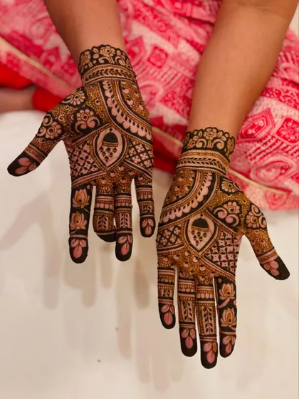An alternate view of the intricate mehendi for the bride's mom.