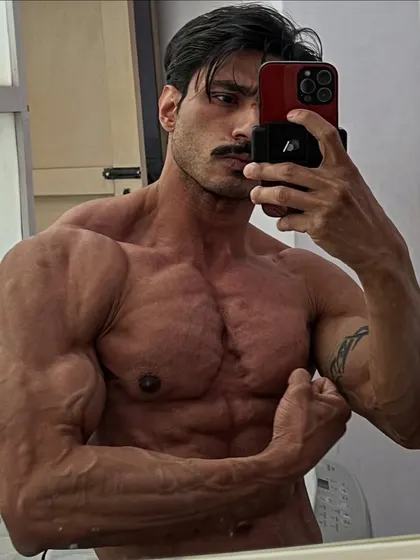 No special lights or editing needed. This is a raw, real physique check, showing the kind of conditioning that looks good in any environment.