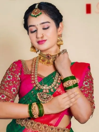 A close-up of the bride, showing the details of the choker, haram, and maang tikka.