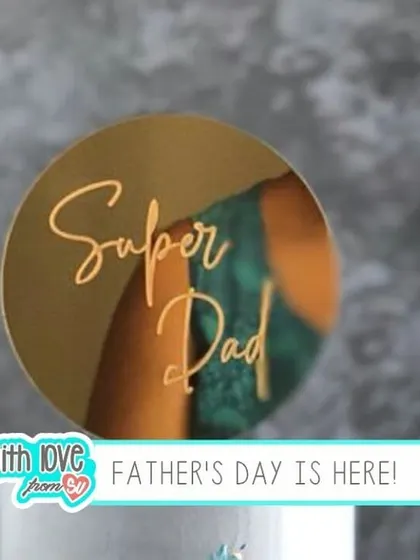 A close-up of the "Super Dad" topper, showing the clean engraving on the reflective mirror gold surface. It’s a modern and chic way to celebrate your dad.