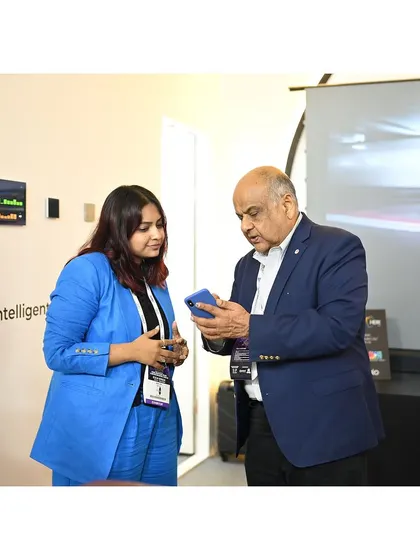 Our founder in a discussion with an industry veteran at our booth. We value the opportunity to exchange knowledge with experienced professionals.