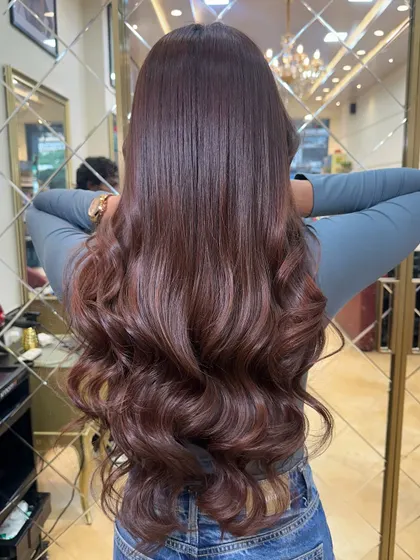 Another angle of the stunning Mocha Mousse global color, showing off its shine and richness.