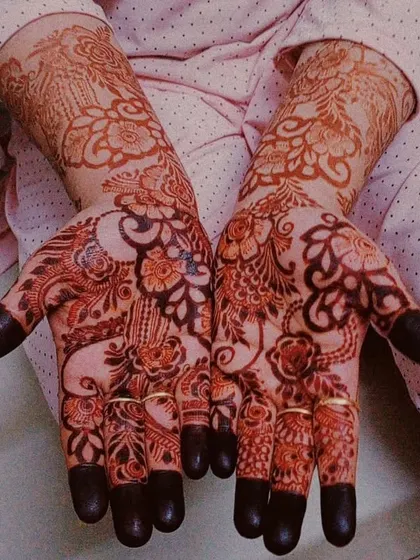 The same design as seen with the fresh paste, now showing the rich, dark stain after a couple of days. This is the magic of natural henna.