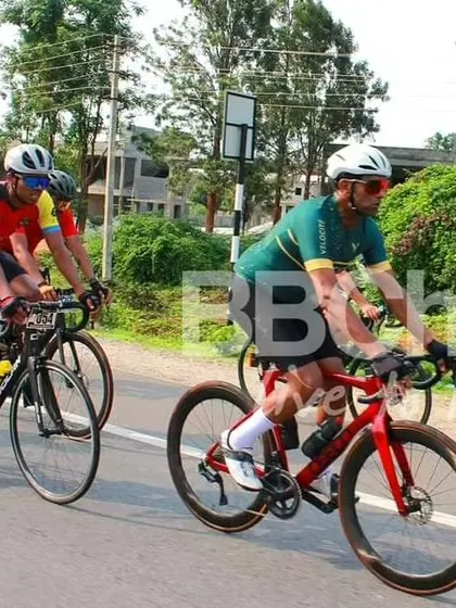 A group of amateur riders, including one from the Velocite racing team, enjoy the race.