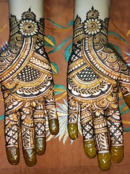 A more traditional Indian design for an anniversary, with dense patterns covering the hands.