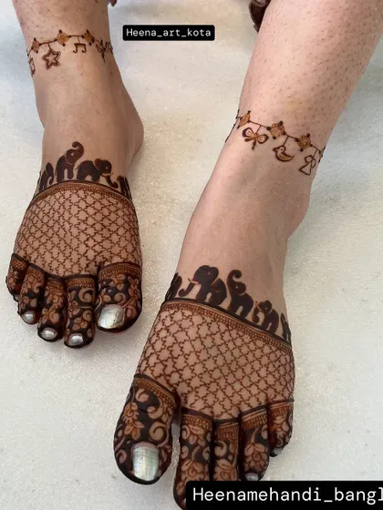 An adorable feet design for a baby shower. The main part of the foot has a traditional net pattern with an elephant border, while the ankle features a delicate chain of baby-themed charms.