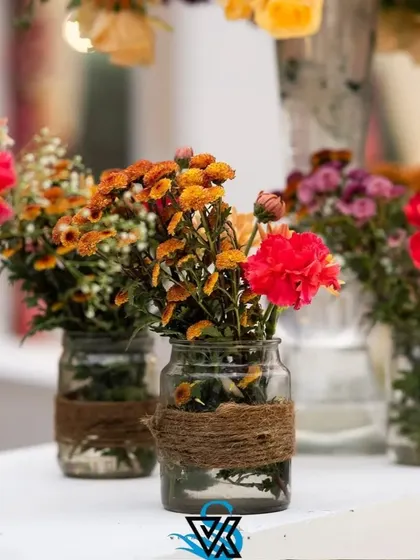 We love using natural and rustic textures. These simple glass jars, wrapped in jute, make for beautiful and understated floral vases.