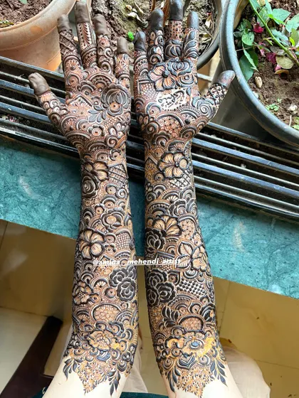 The back of the hands, featuring a continuation of the intricate patterns from the front, ensuring a complete and beautiful bridal look.