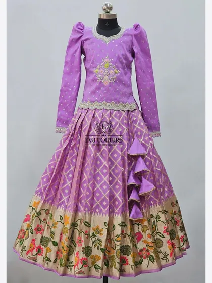 A mannequin view of the lavender long-sleeved lehenga.