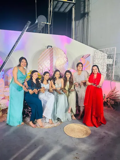 A duplicate of 208, a fun moment with the bride and her friends.