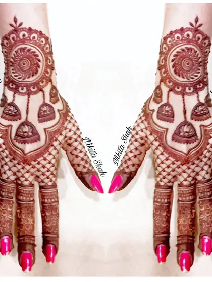 The jhumka trend is still going strong! This back-hand design features a central mandala with hanging jhumka motifs for a fun and festive look.