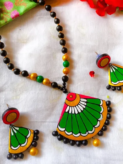 A green and pink version of the fan-pendant necklace.