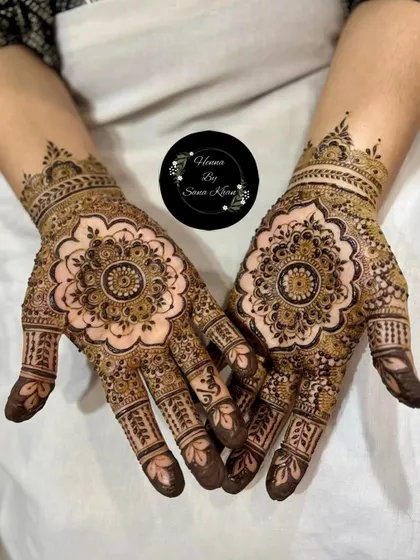 Another view of the intricate mandala design, showing the beautiful symmetry and detailed finger work. This is a timeless choice for mehendi lovers.