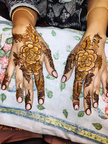 This design features a large, beautifully shaded flower on the back of each hand, a perfect statement piece.