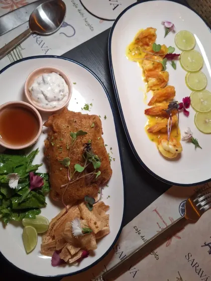 A delicious seafood platter at Saravá, featuring fresh fish and prawns.