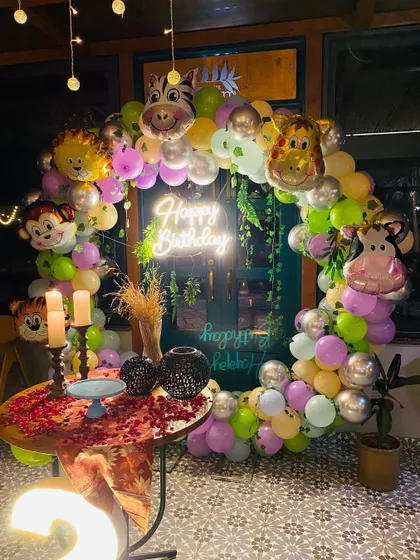 A closer look at the jungle animal foil balloons on the circular arch.