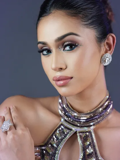Another close-up of this classy glam look. The skin is glowing, and the eyes are mesmerizing, a perfect combination for any evening event.