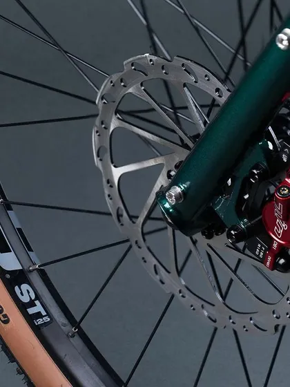 A close-up of the Juintech hydraulic disc brakes on the 'KETTLEXPRESS'. Reliable stopping power is non-negotiable, especially when your bike is loaded with gear for a long tour.