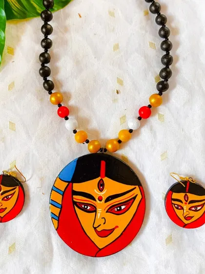 This Jamini Roy inspired Durga face is a tribute to the iconic Bengali art form. It's a culturally rich piece that appeals to art lovers and is a great addition for boutiques in metropolitan areas.