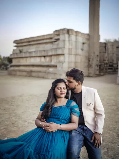 The soft evening light adds a romantic glow to this couple's portrait at a heritage site, highlighting their connection.
