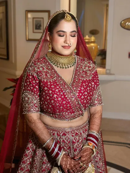 A close-up of this dreamy and simple bridal look. The focus is on flawless skin and softly defined eyes, creating a timeless elegance.