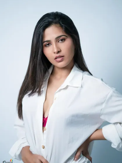 A modern and minimalist studio look. The simple white shirt and clean lighting create a fresh, confident, and versatile portfolio shot.