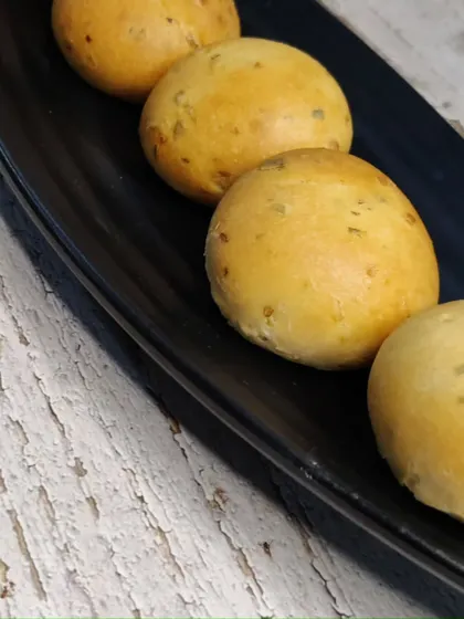 Another shot of our delicious and perfectly shaped aloo buns.