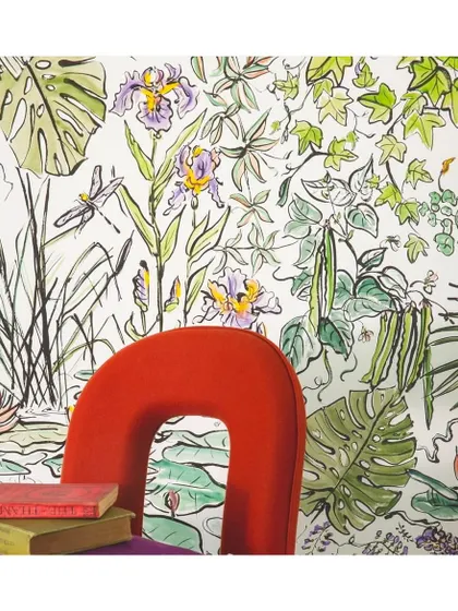 Featuring a tropical forest in soft pastel shades, this whimsical wallpaper from La Maison Pierre Frey is the perfect combination of chic and playful. It's ideal for creating a light-hearted yet sophisticated atmosphere.