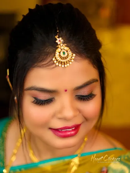 A beautiful close-up of the bride's makeup and traditional maang tikka.