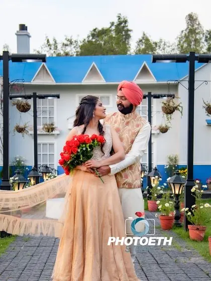 For a grand and timeless pre-wedding photo, we can use stunning architectural backdrops like this one. The flowing veil and the classic pose create a fairytale-like image that feels both elegant and romantic.