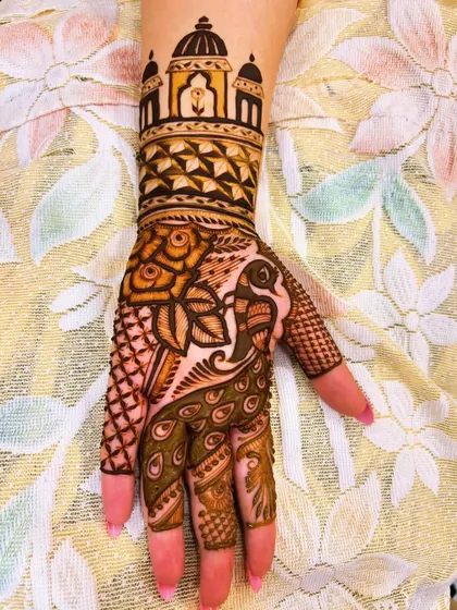 A stunning combination of architectural and traditional art. The wrist cuff features a palace design, which flows into a detailed peacock motif covering the entire palm.
