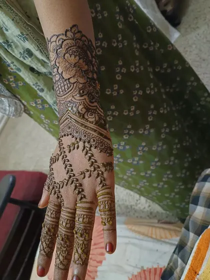 A single-hand design featuring a peacock at the cuff and a leafy vine extending towards the fingers. This style leaves some skin showing, creating a delicate and modern look.
