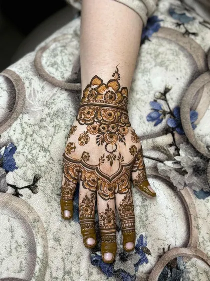 Another look at the elegant, scalloped party henna design.