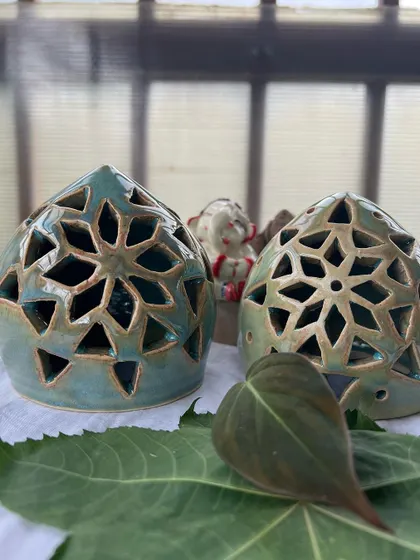 These beautiful turquoise tea light holders add a touch of elegance to any festive decor. They also make wonderful handmade gifts.