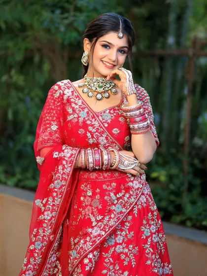 A complete bridal look featuring a heavy, gold-plated Kundan necklace, haath phool, and maang tikka, all available for rent.