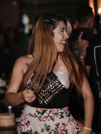 A guest with a big smile, dancing and enjoying the groovy atmosphere.