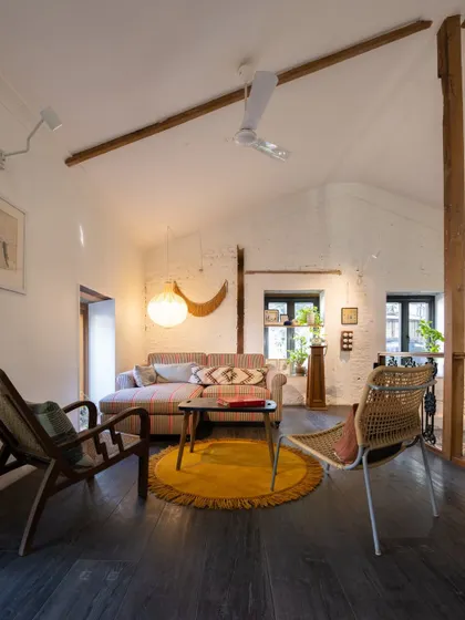 The lounge area on the mezzanine of our studio. The sloping roof with its exposed beams, the simple furniture, and the warm lighting create a cozy, inviting atmosphere. It’s our little haven for brainstorming and dreaming.