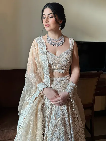 The full view of Ozlem's ethereal Sangeet look. She looks absolutely graceful and poised.