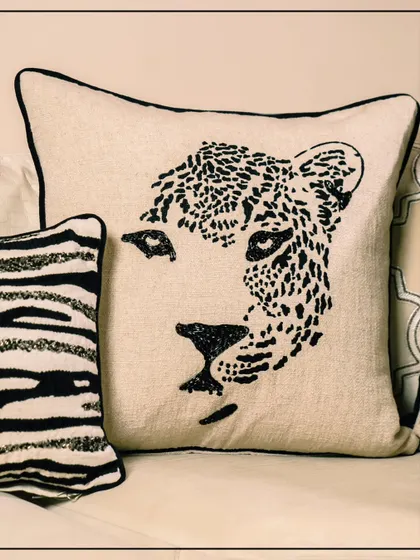 A bold fusion of untamed beauty and sophisticated design. This cushion, featuring a leopard's face in black and white, is a masterpiece of the Wild Noir collection, perfect for making a statement.