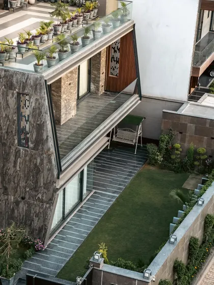 An aerial view of the Club Drive House reveals how we use landscaping to create a private oasis even in a dense urban setting. The carefully planned lawn, perimeter plantings, and rooftop garden work together to envelop the home in greenery, providing privacy and a sense of calm.