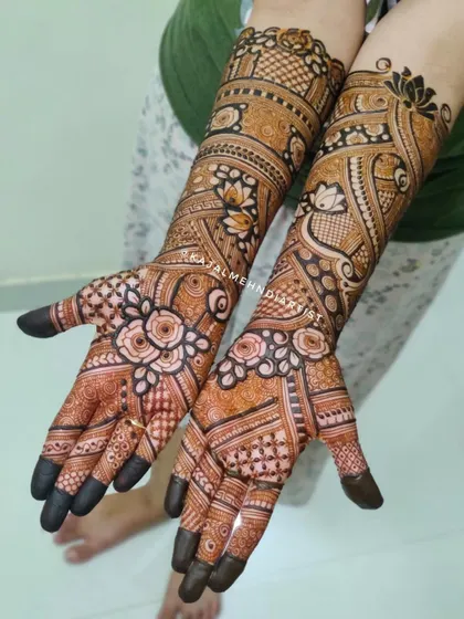 Celebrating an engagement with this full bridal design. It's packed with beautiful elements like roses and lotuses, creating a rich and festive look for the special day.