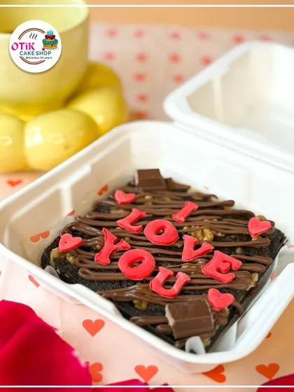 A Valentine's Day brownie bento. This fudgy walnut brownie is decorated with 'I Love You' in red fondant, offering a rich and decadent alternative to a traditional cake.